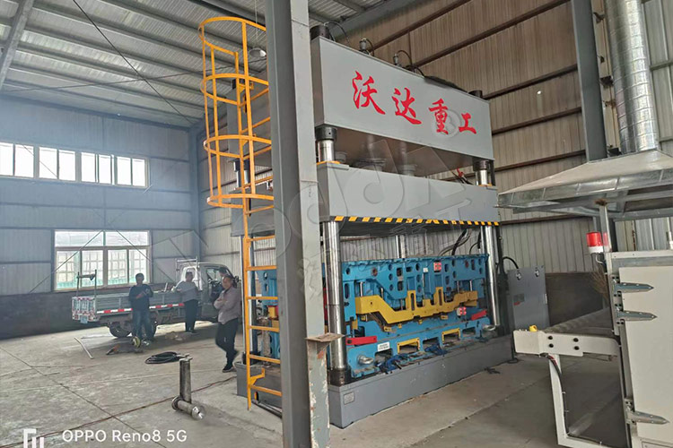 315噸汽車(chē)內(nèi)飾件液壓機(jī)客戶(hù)現(xiàn)場(chǎng)